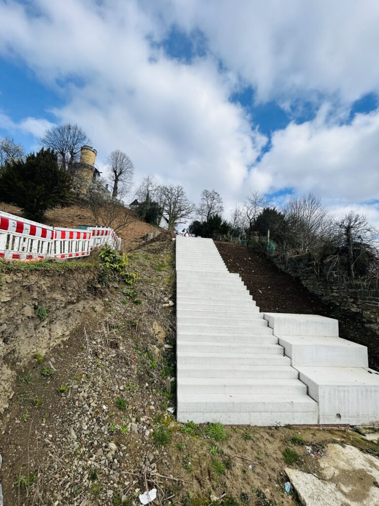 Neu angelegte Treppenanlage aus Beton. Der umliegende Bereich ist noch nicht fertiggestellt.