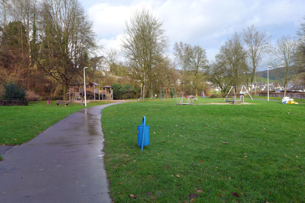 vor Projektbeginn: ältere Spiel- und Klettergeräte auf Rasenflächen